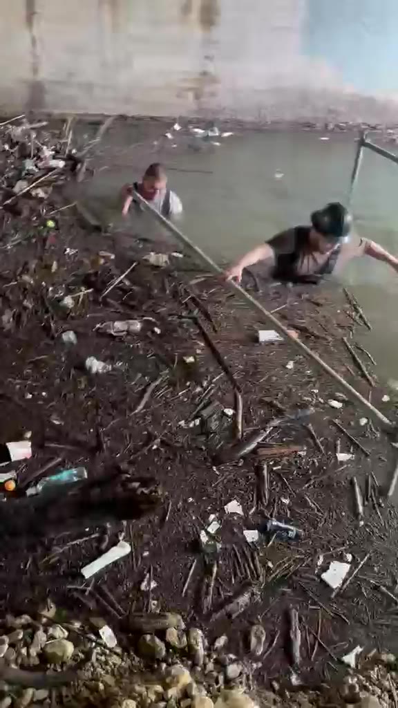 Video: In-water containment setup